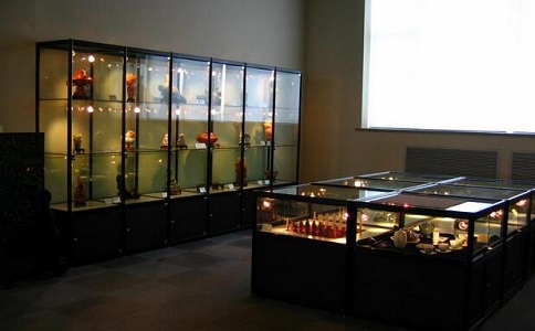 如何定制適合自己的古董展示柜？