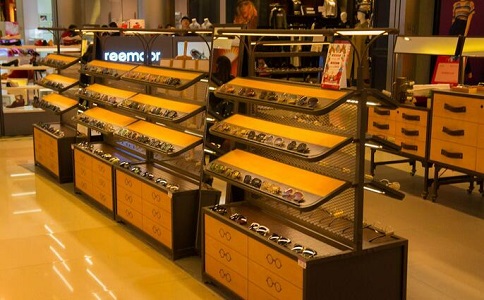 為什么眼鏡店定制展示柜越來越流行?
