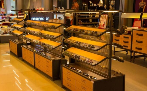 為什么眼鏡店要展柜定制而不是用成品展示柜?